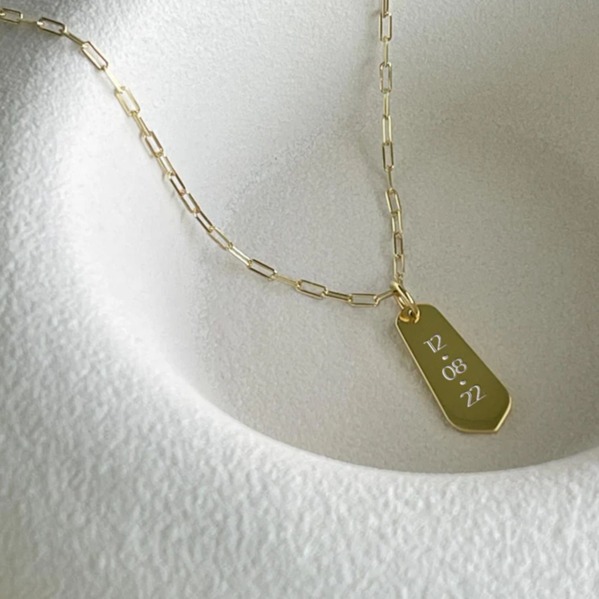 Collar personalizado con fecha grabada en plata con baño de oro 18k
