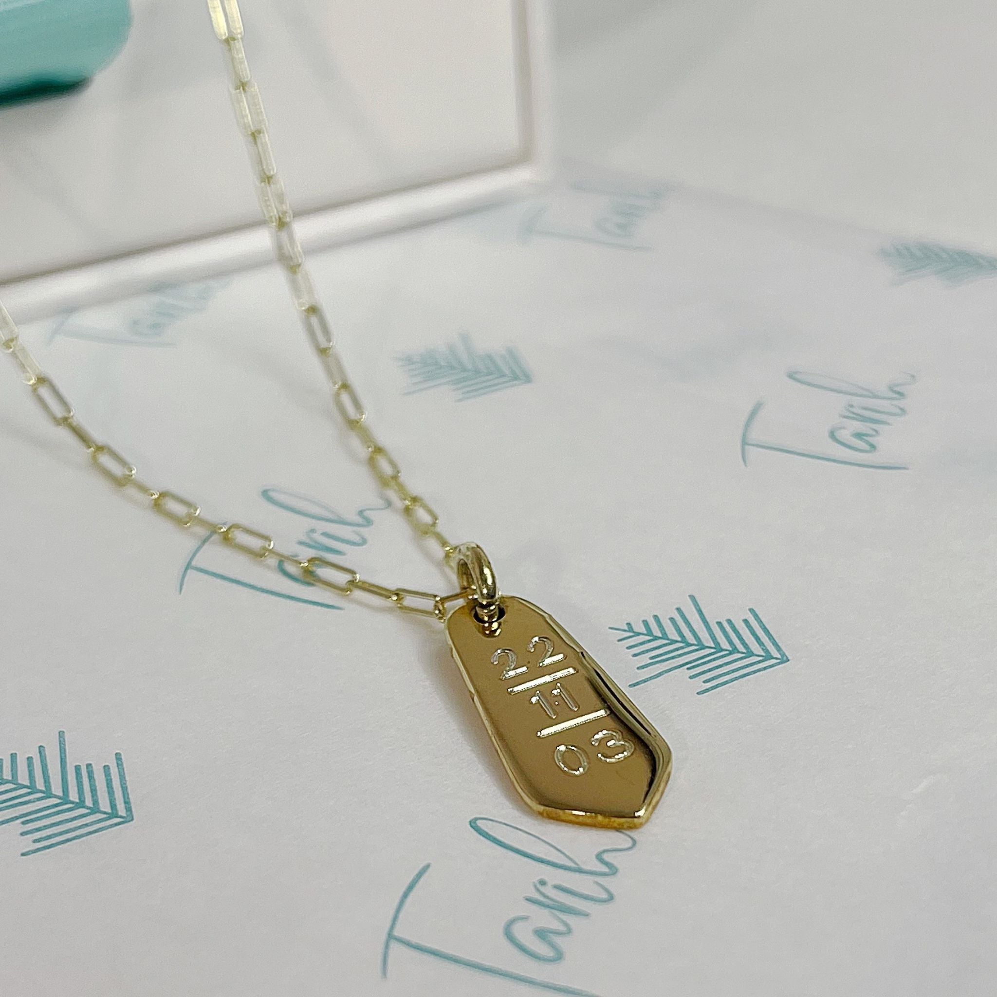 Collar personalizado con fecha grabada en plata con baño de oro 18k