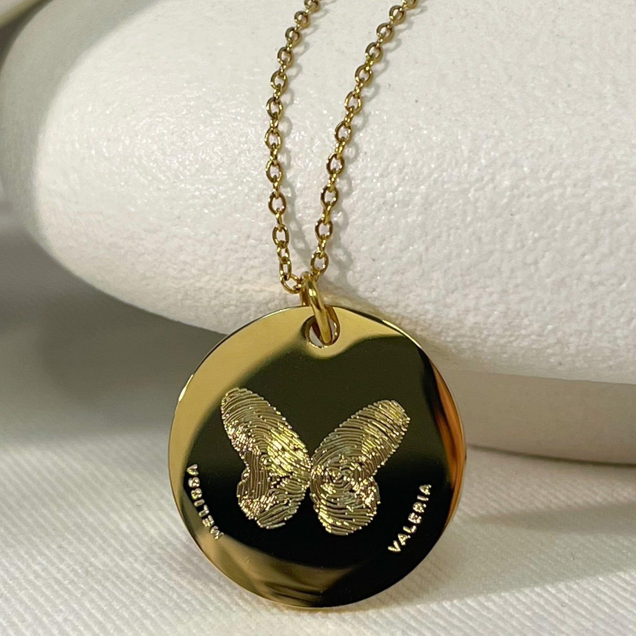 Collar personalizado mariposa con dos huellas dactilares y nombres al frente (acero)