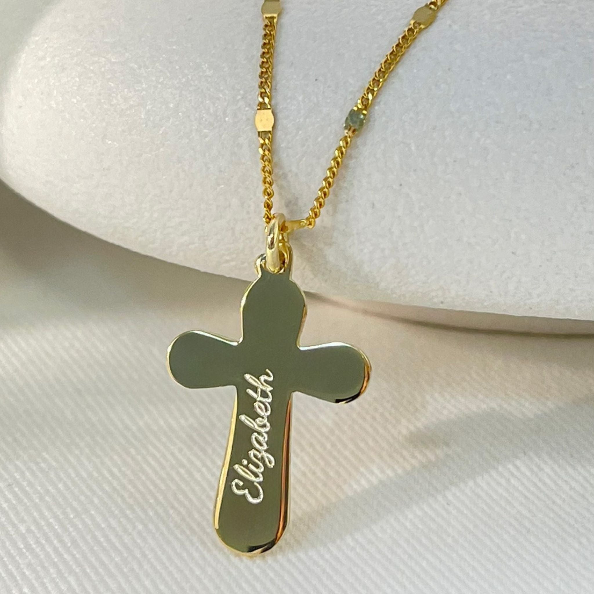 Collar personalizado cruz con nombre grabado en plata con baño de oro 18k