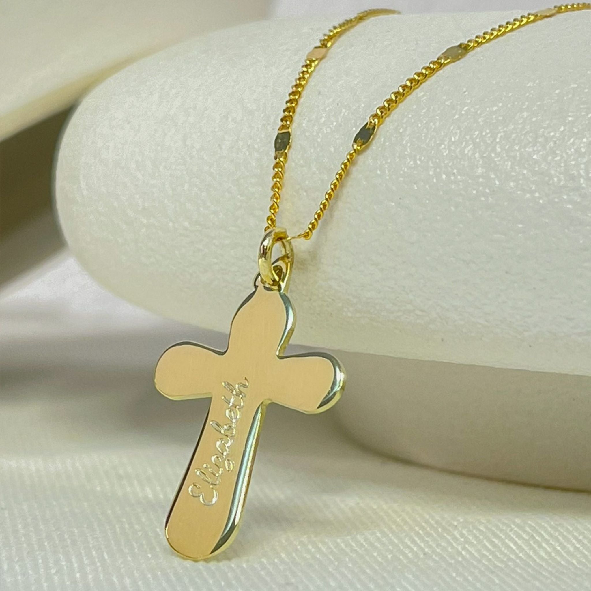 Collar personalizado cruz con nombre grabado en plata con baño de oro 18k