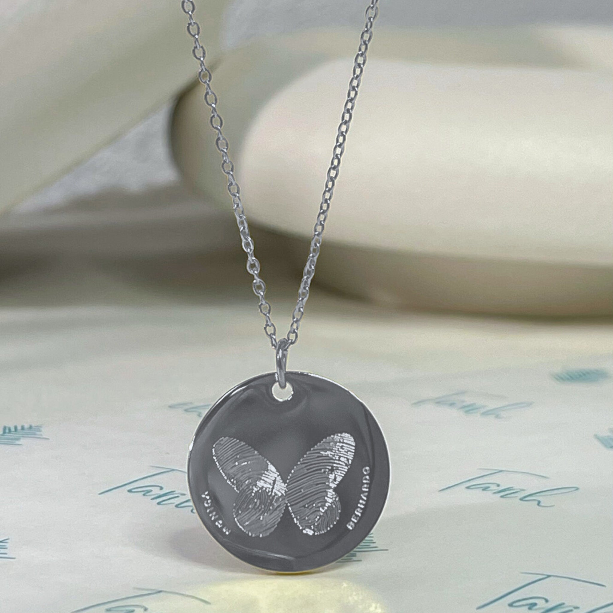 Collar personalizado mariposa con dos huellas dactilares y nombres al frente (acero)
