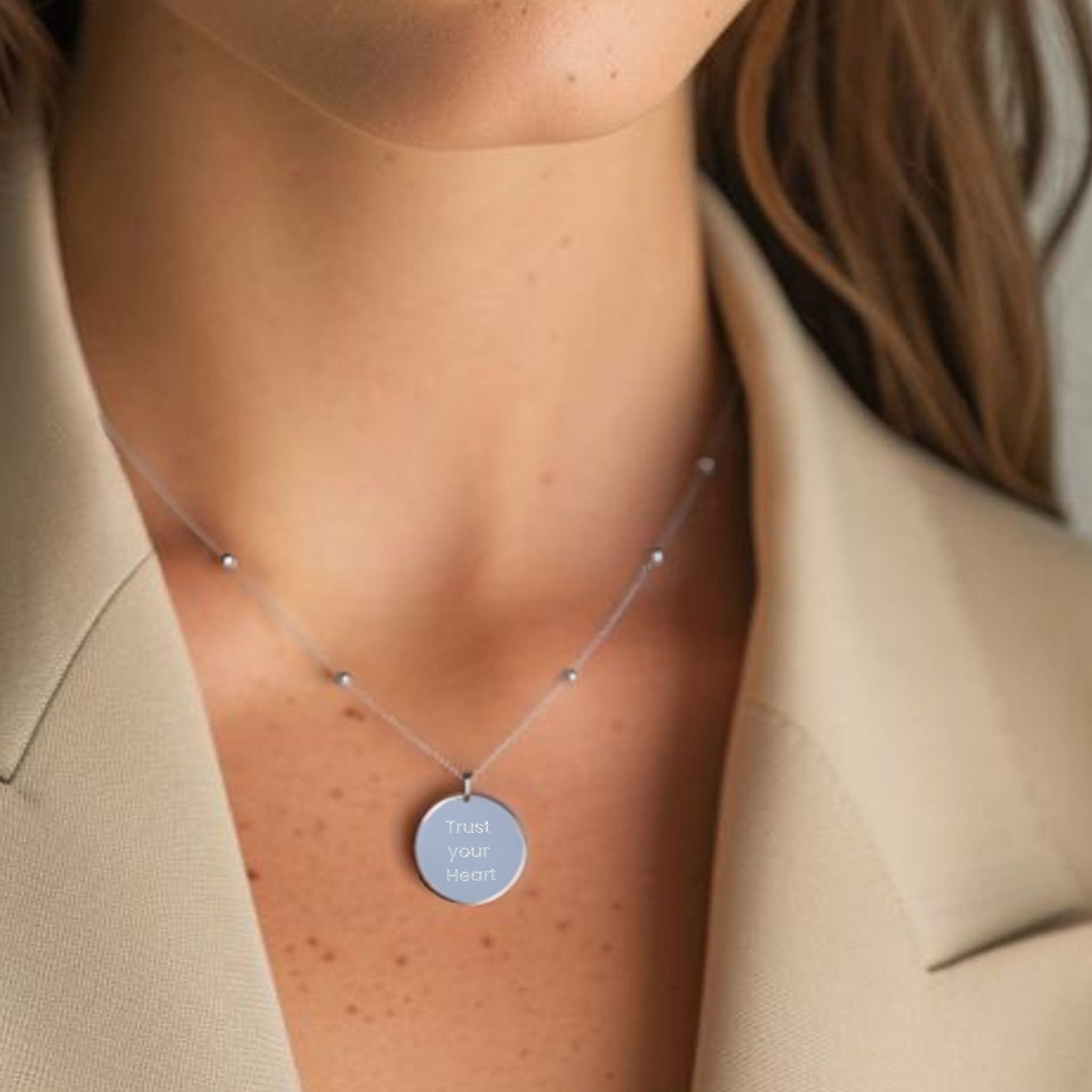 Collar personalizado con frase al frente y nombre y fecha detrás (plata)