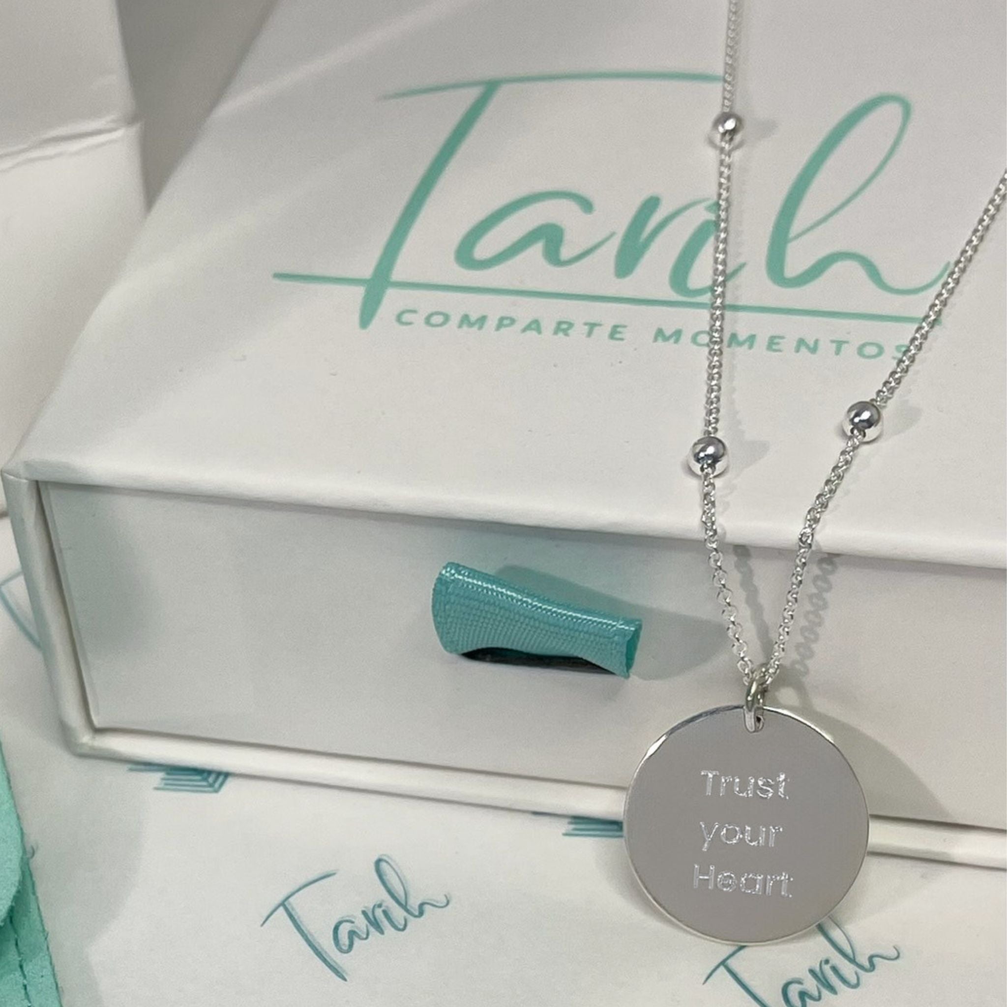 Collar personalizado con frase al frente y nombre y fecha detrás (plata)