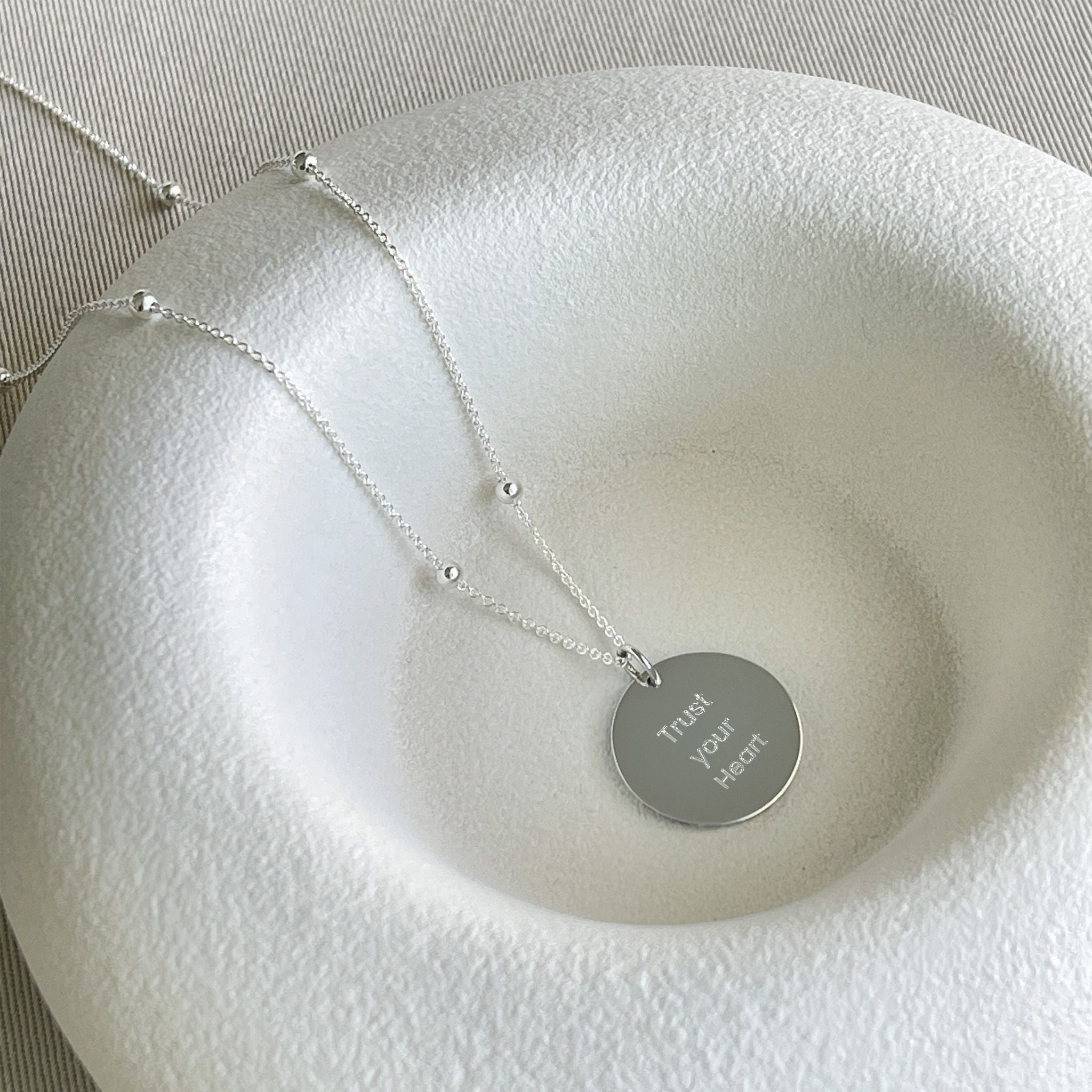 Collar personalizado con frase al frente y nombre y fecha detrás (plata)