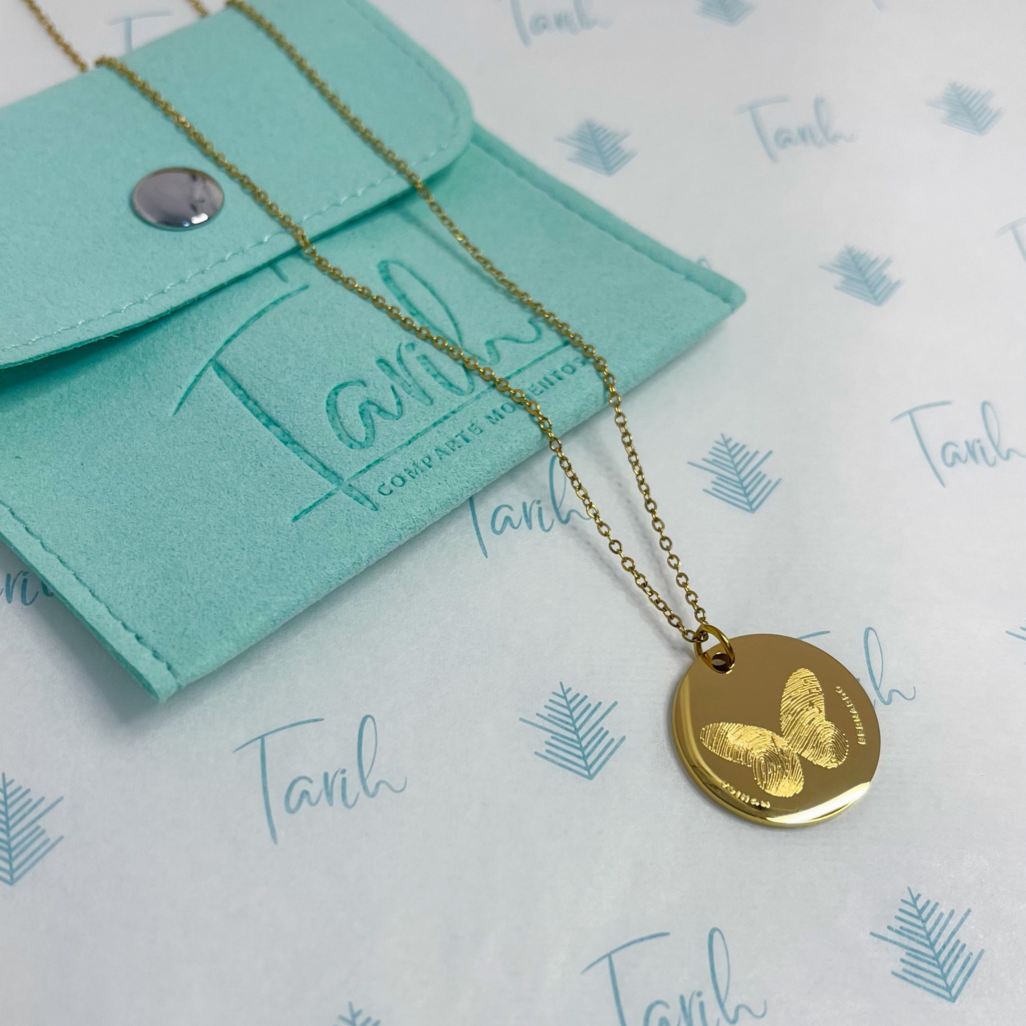 Collar personalizado mariposa con dos huellas dactilares y nombres al frente (acero)