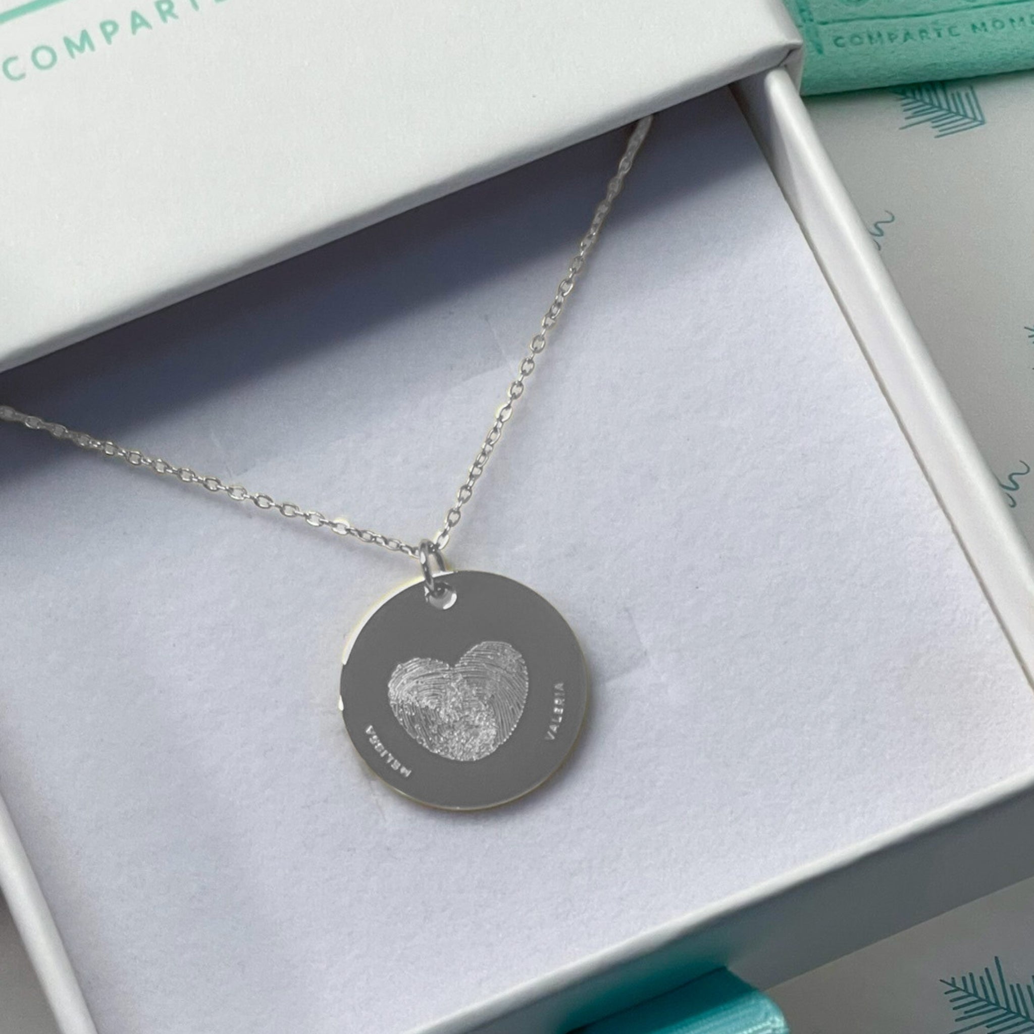 Collar personalizado corazón con dos huellas dactilares y nombres al frente (acero)