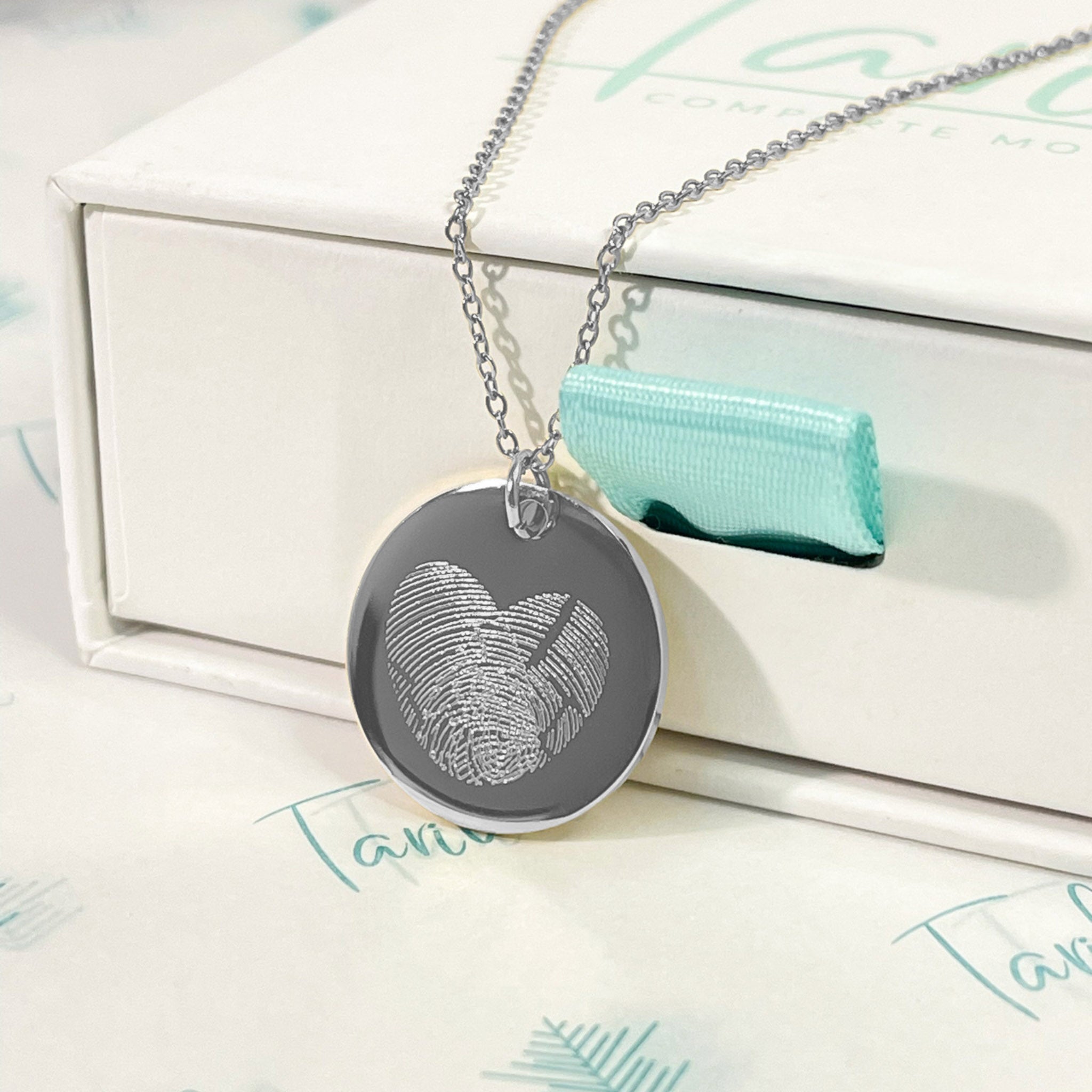 Collar personalizado corazón con dos huellas dactilares y nombres detrás (acero)