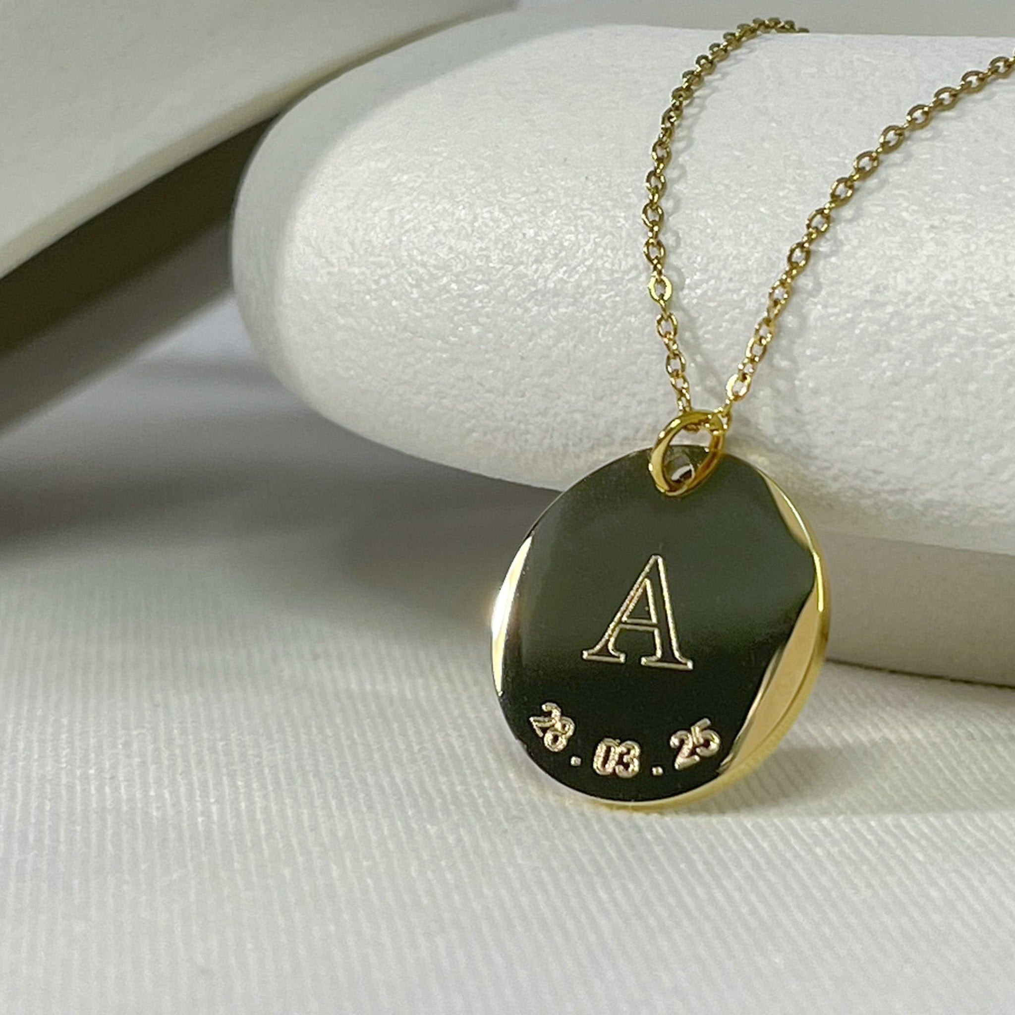 Collar personalizado huella de bebé al frente e inicial y fecha detrás (acero)