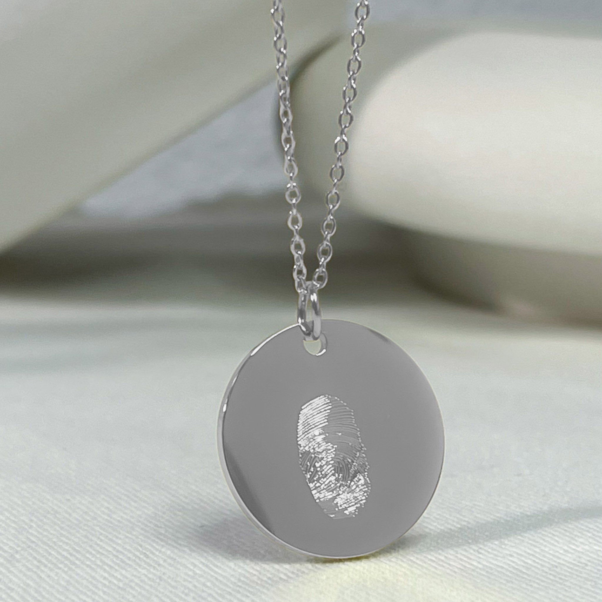 Collar personalizado huella de bebé al frente e inicial y fecha detrás (acero)