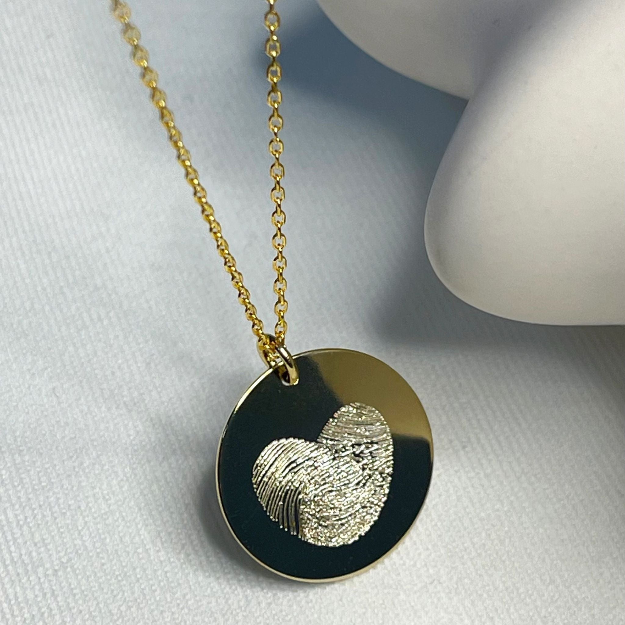 Collar personalizado corazón con dos huellas dactilares y nombres detrás (plata baño oro 18k)