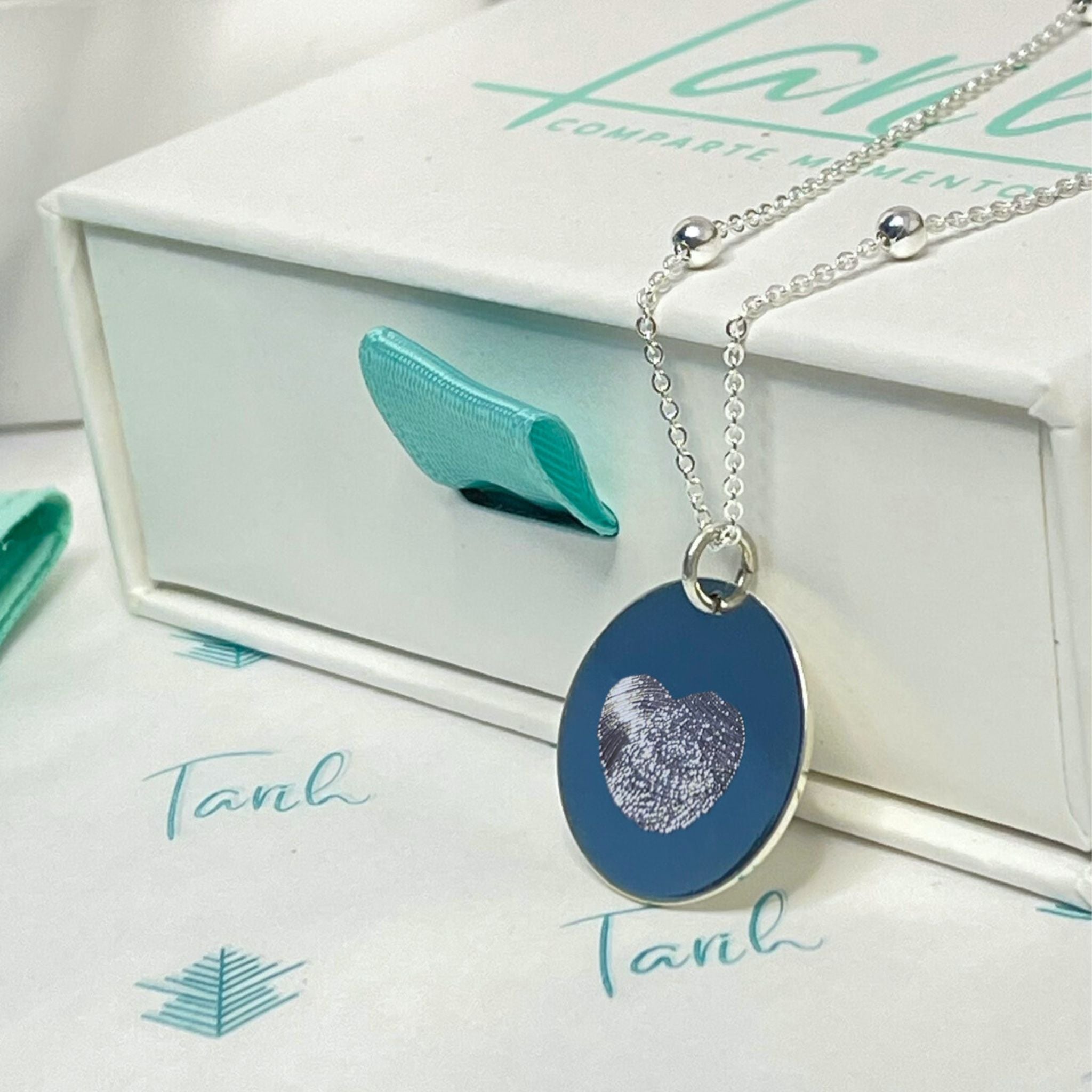 Collar personalizado corazón con dos huellas dactilares y nombres detrás (plata)