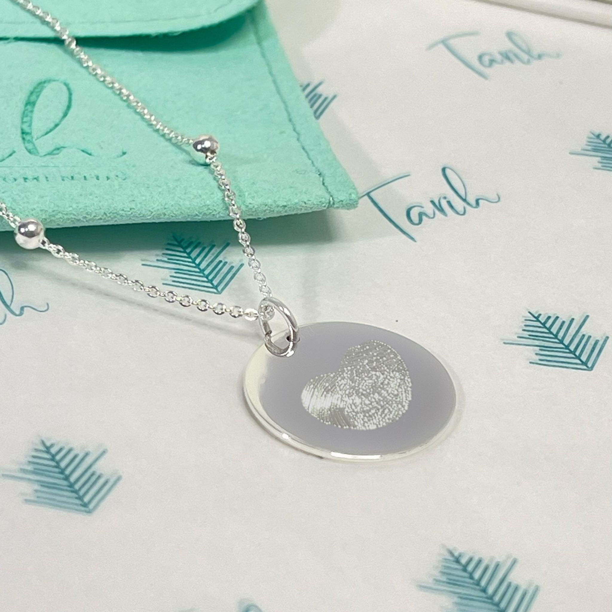 Collar personalizado corazón con dos huellas dactilares y nombres detrás (plata)