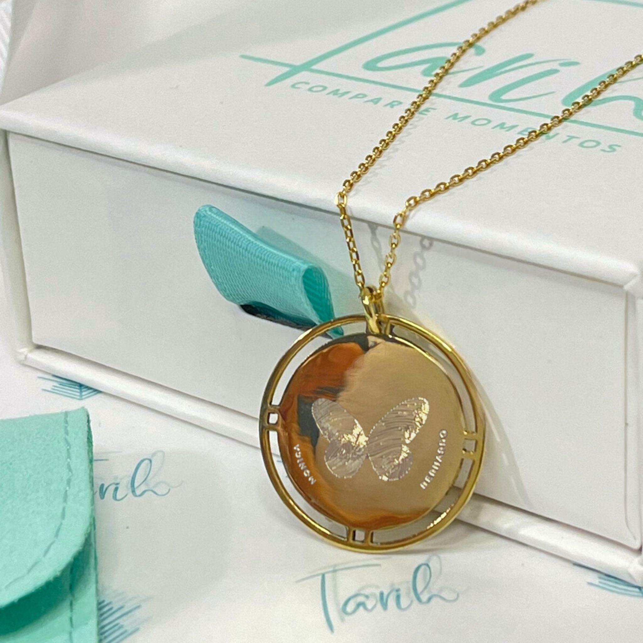 Collar personalizado mariposa con dos huellas dactilares y nombres al frente (plata baño oro 18k)