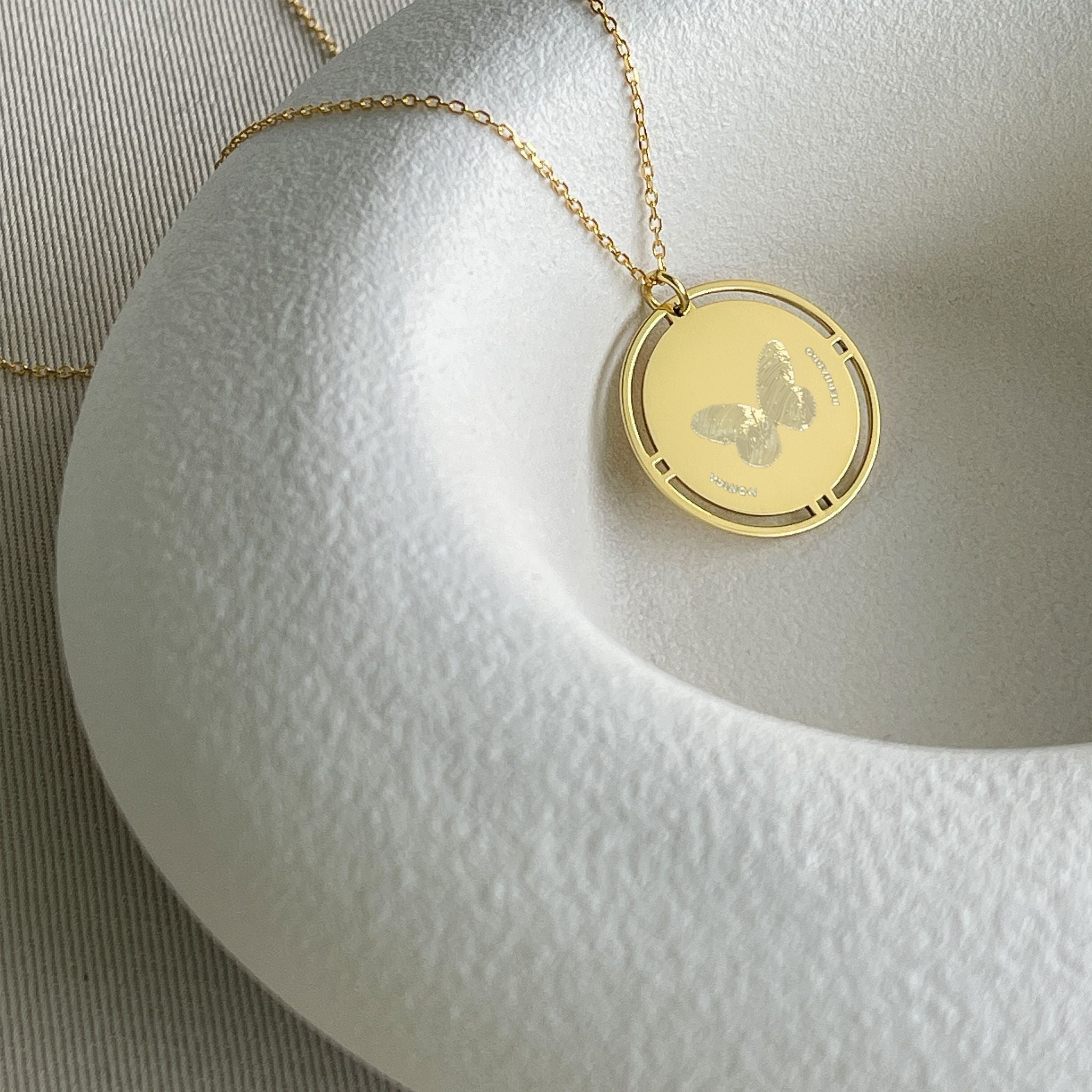 Collar personalizado mariposa con dos huellas dactilares y nombres al frente (plata baño oro 18k)