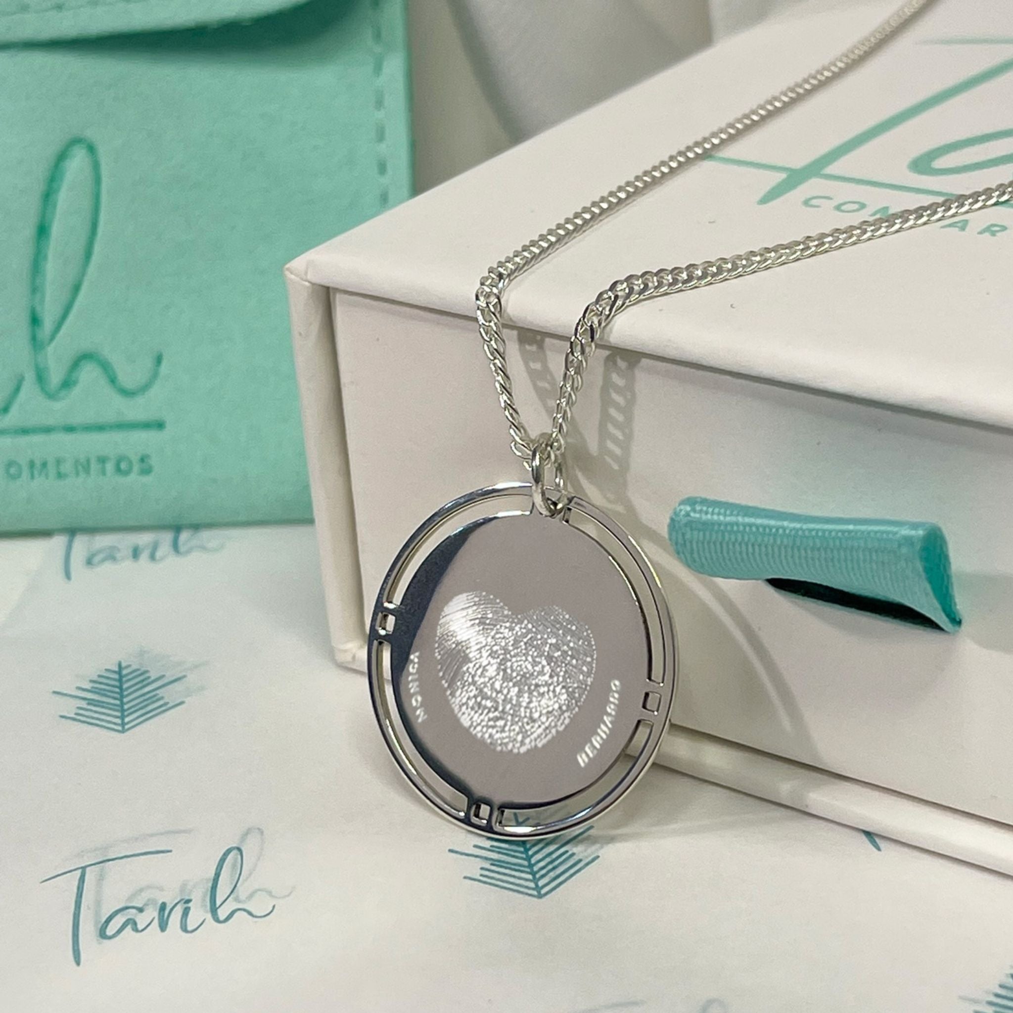 Collar personalizado corazón con dos huellas dactilares y nombres al frente (plata)