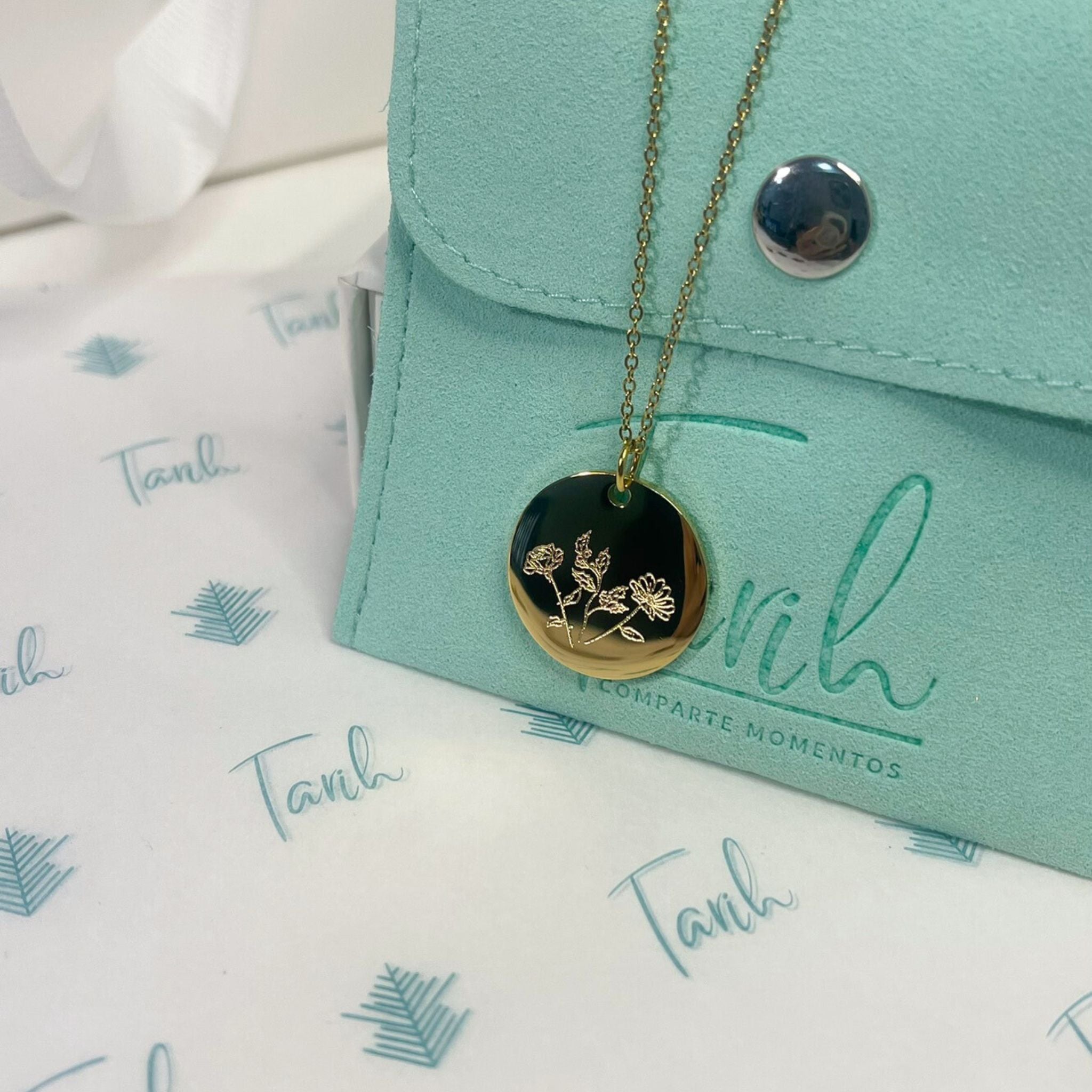 Collar personalizado con flores de nacimiento y fecha grabada detrás (acero)
