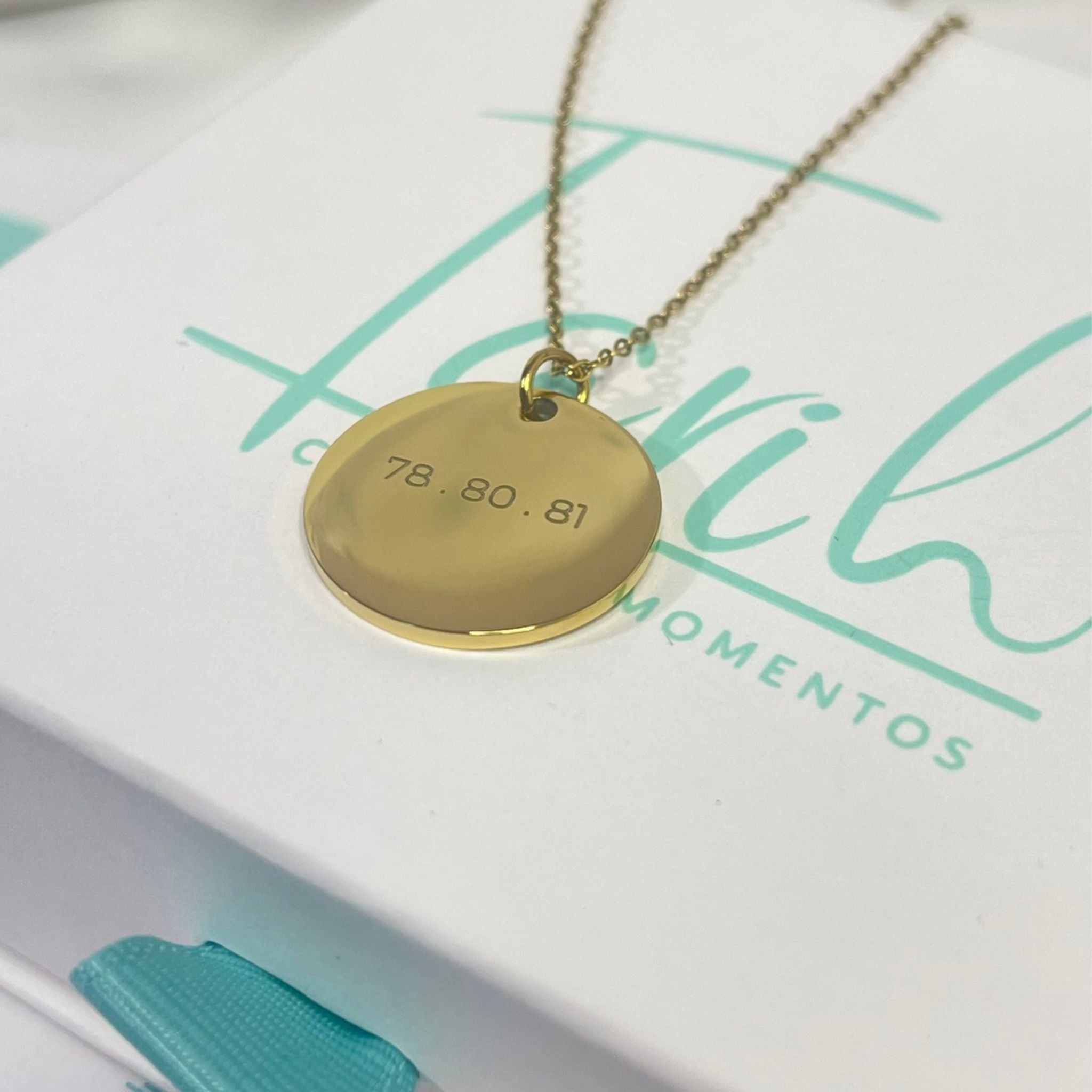 Collar personalizado con flores de nacimiento y fecha grabada detrás (acero)