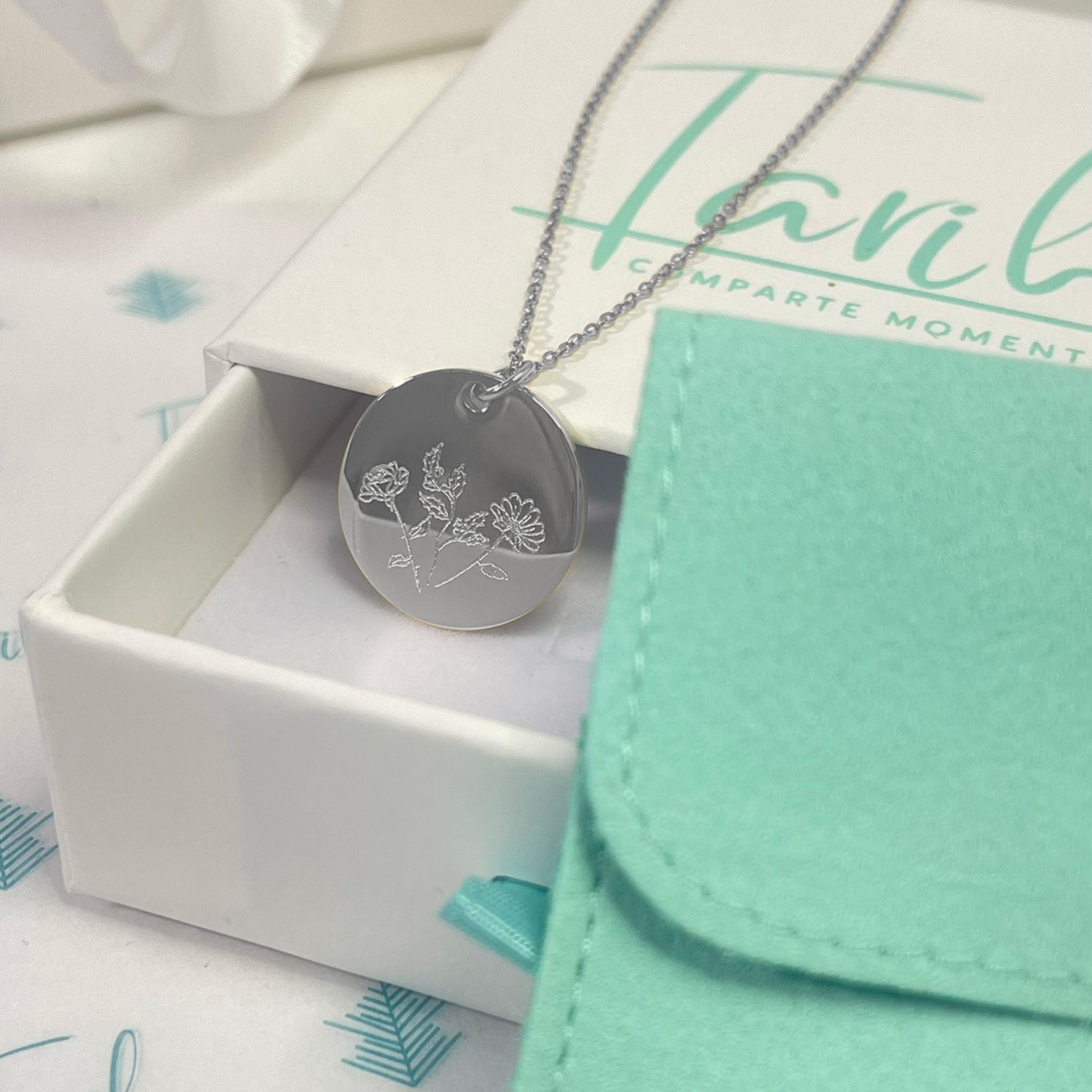 Collar personalizado con flores de nacimiento y fecha grabada detrás (acero)