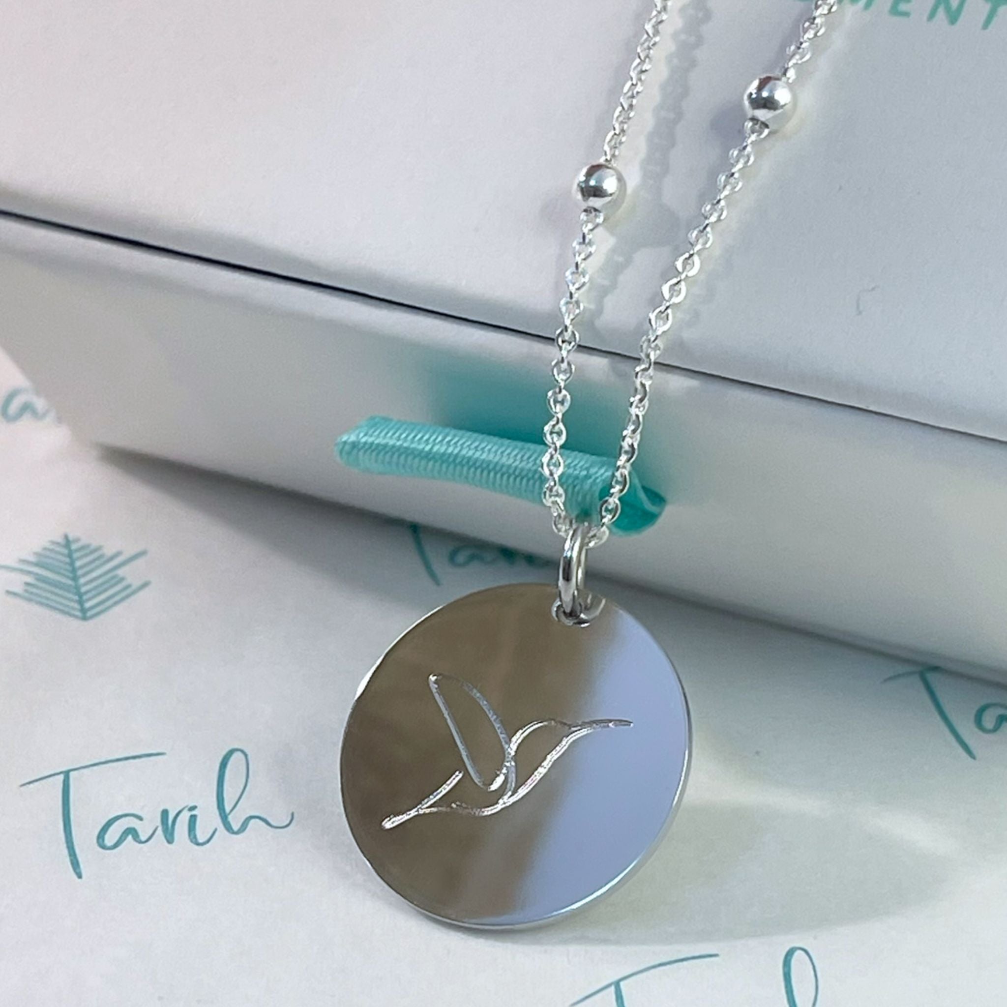 Collar personalizado con dibujo y texto detrás (plata)