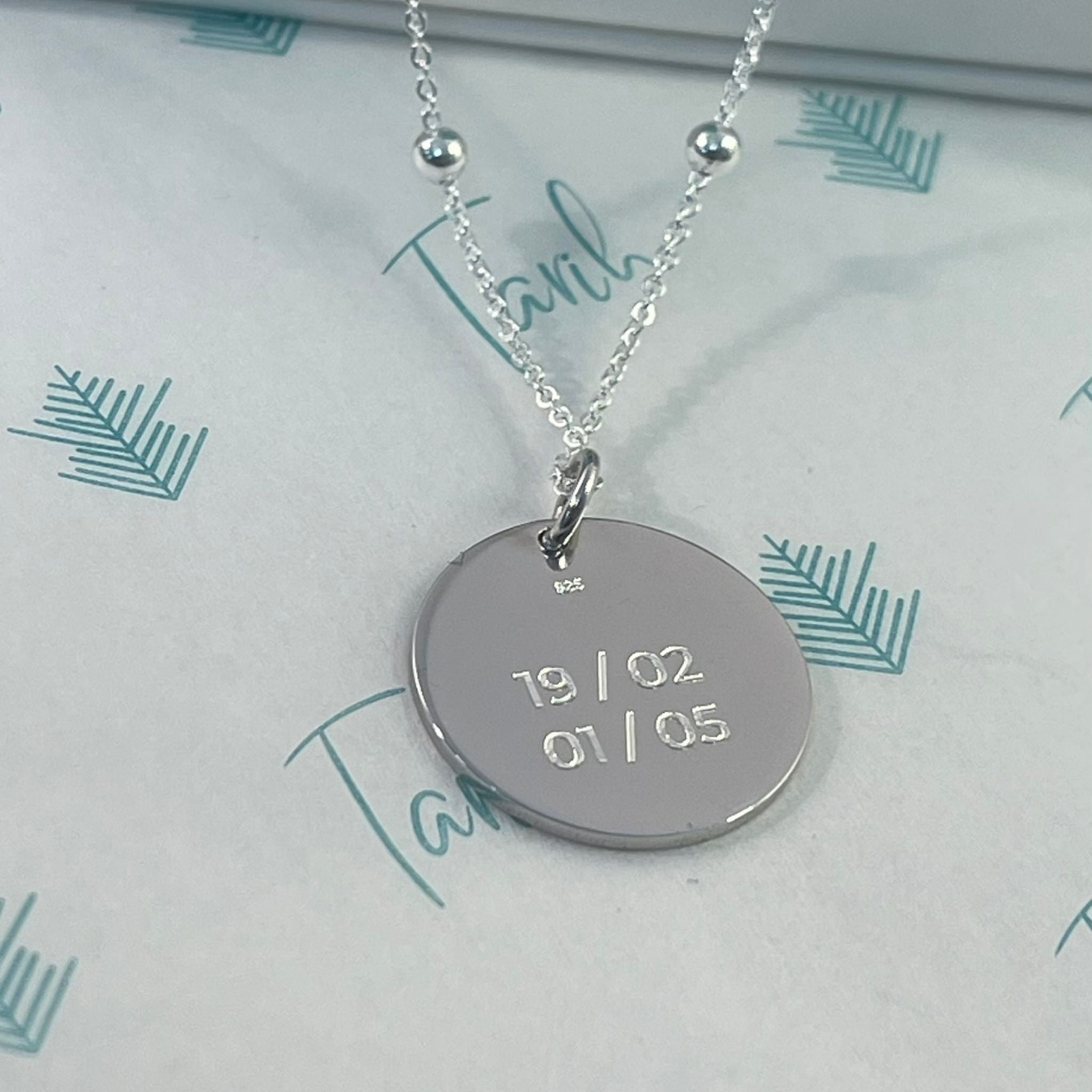 Collar personalizado con dibujo y texto detrás (plata)