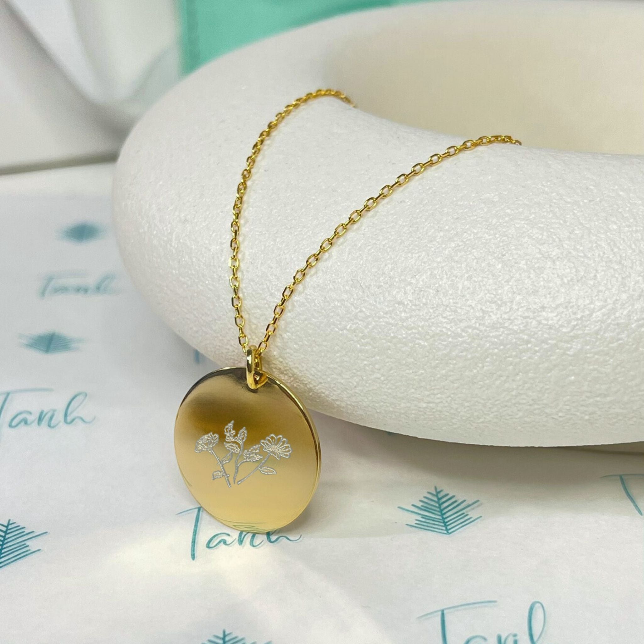 Collar personalizado con flores de nacimiento y nombre o fecha detrás (plata baño oro 18k)