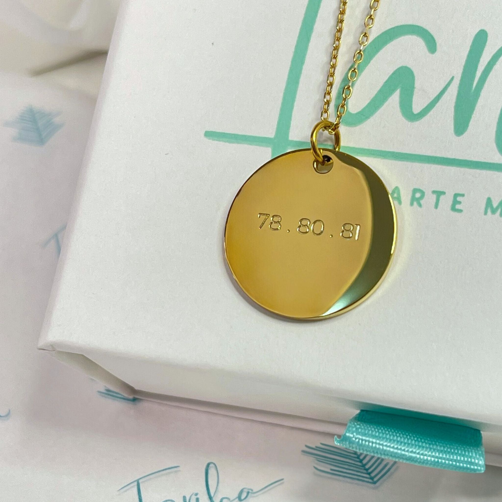 Collar personalizado con flores de nacimiento y nombre o fecha detrás (plata baño oro 18k)