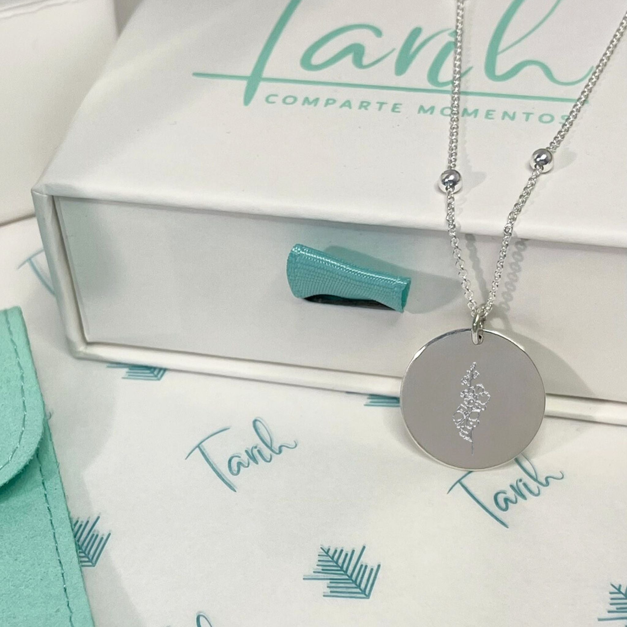 Collar personalizado con flores de nacimiento y nombre o fecha detrás (plata)