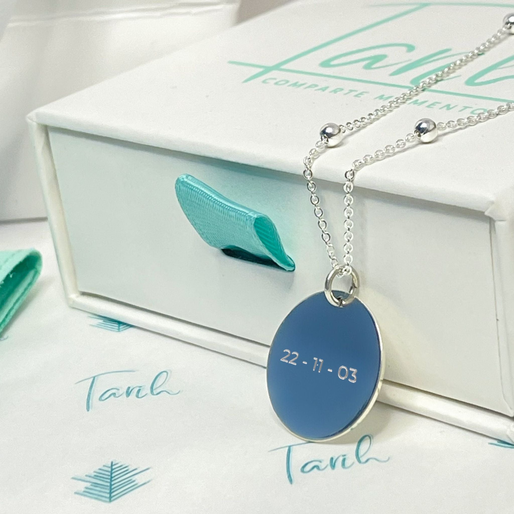 Collar personalizado con flores de nacimiento y nombre o fecha detrás (plata)