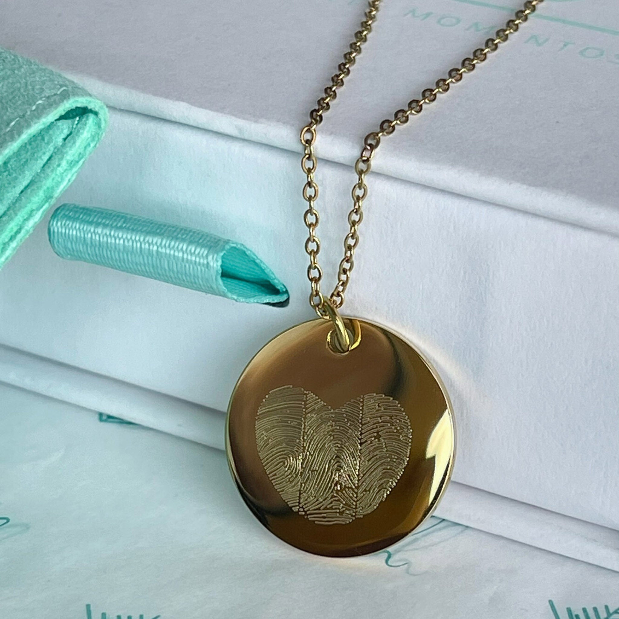 Collar personalizado corazón con tres huellas dactilares y nombres detrás (acero)