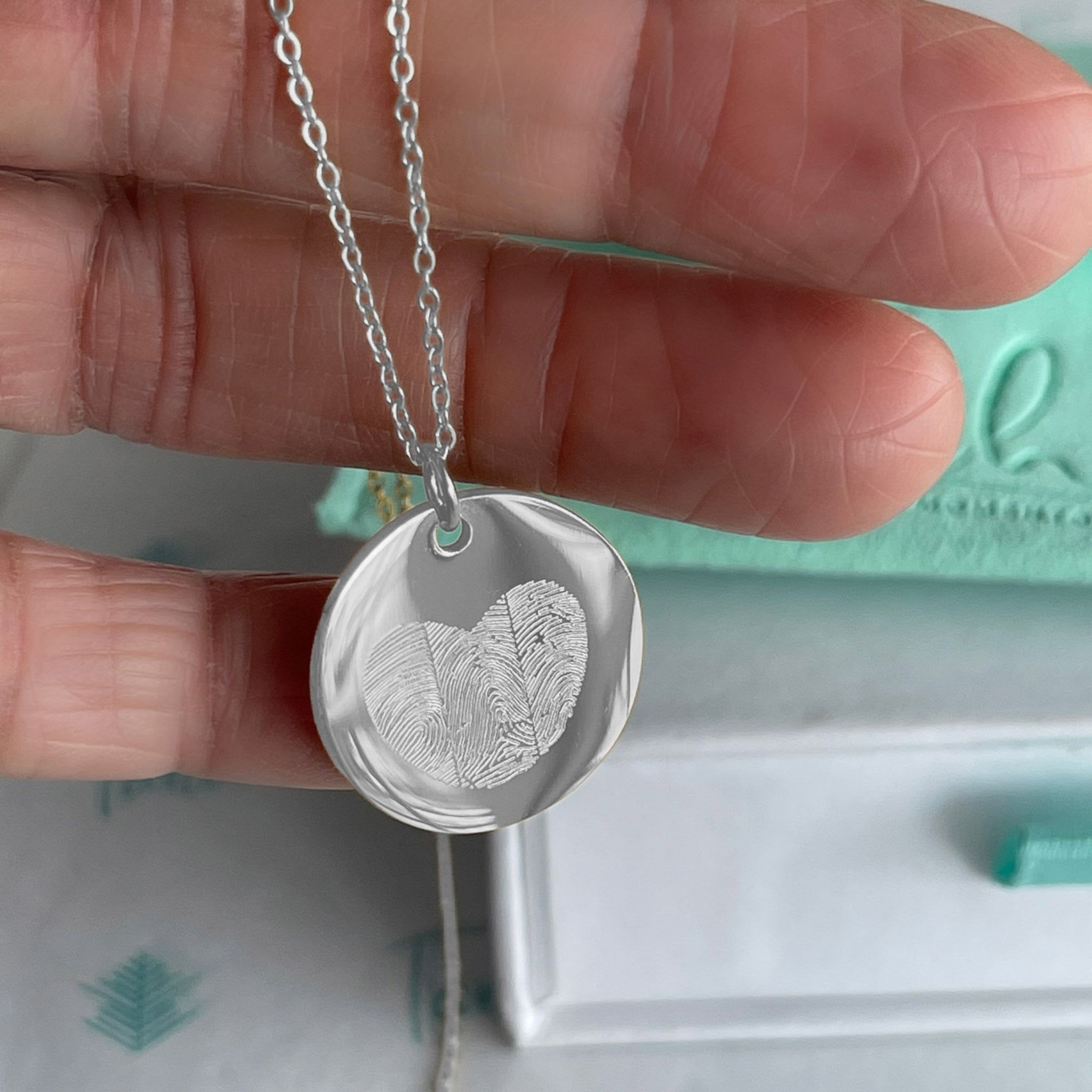 Collar personalizado corazón con tres huellas dactilares y nombres detrás (acero)