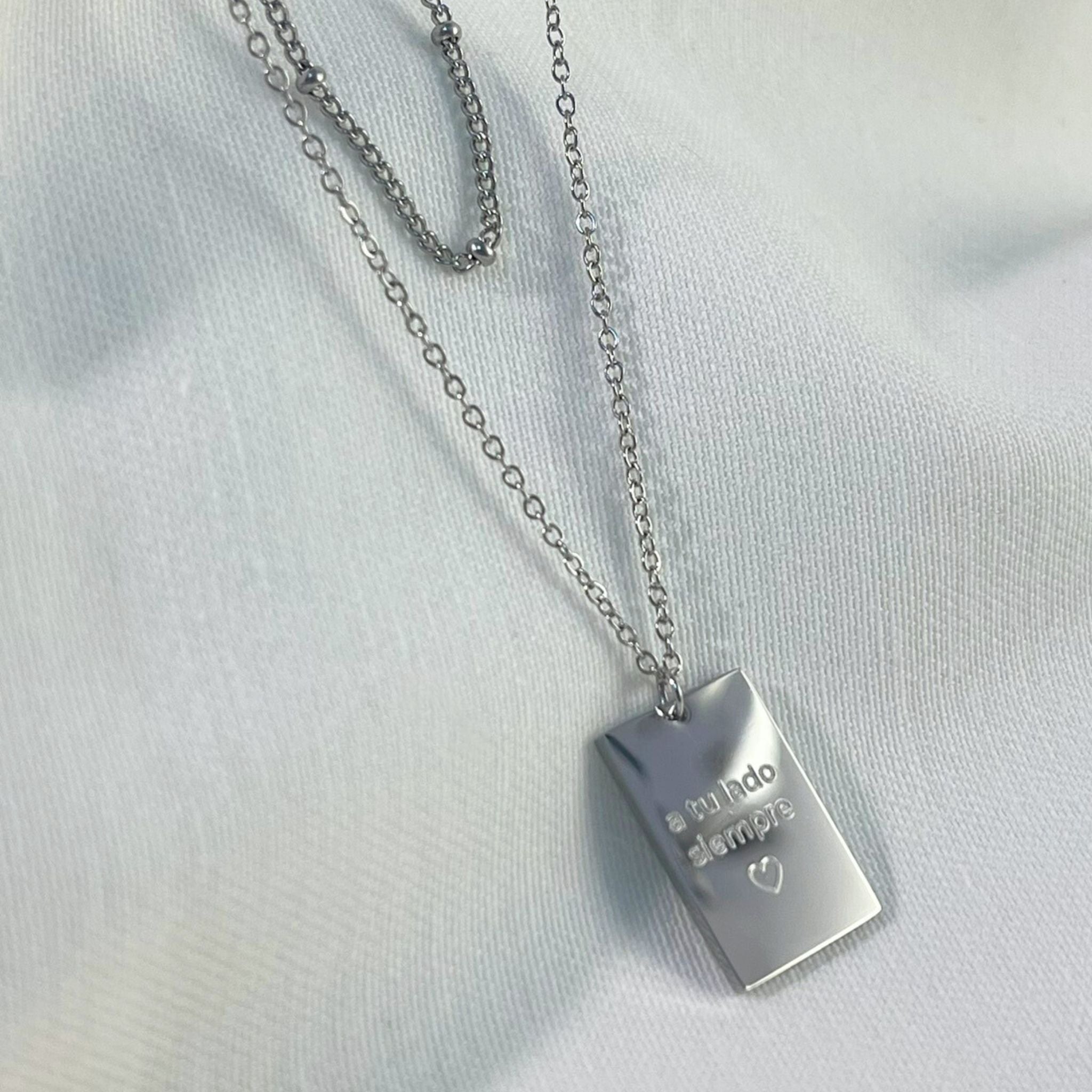 Collar personalizado rectangular con texto e ícono grabado (acero)