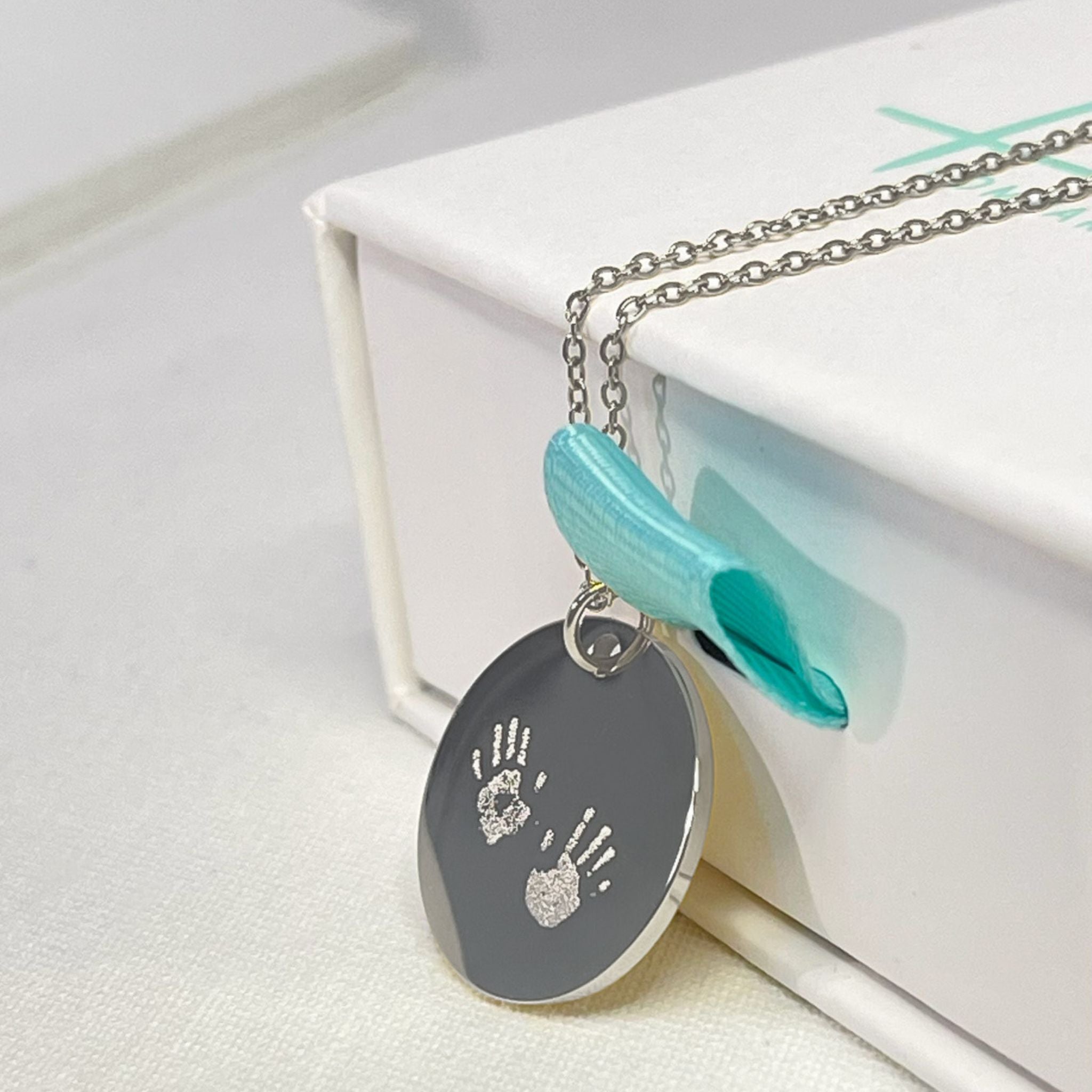 Collar personalizado con dos manos al frente y texto detrás (acero)