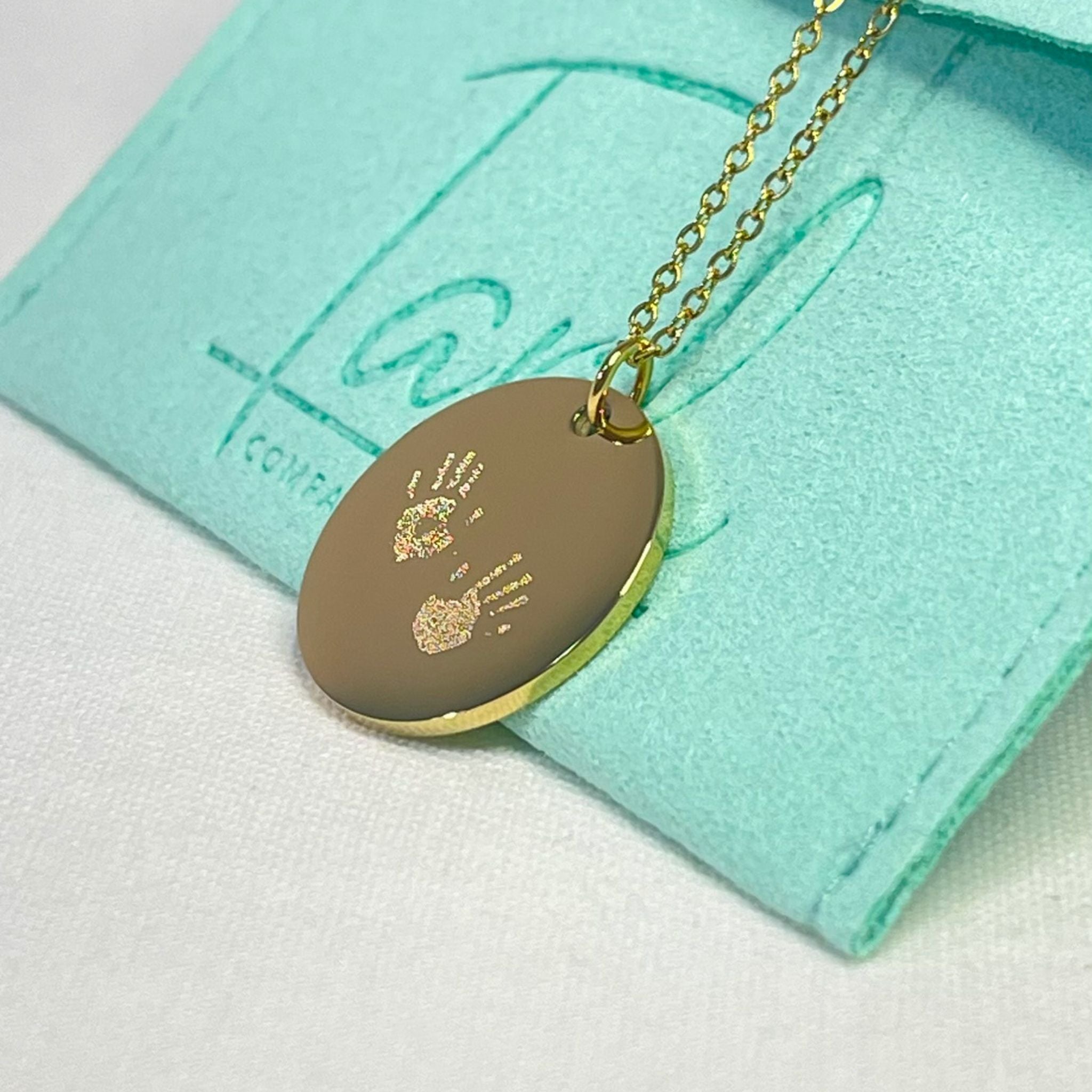 Collar personalizado con dos manos al frente y texto detrás (acero)