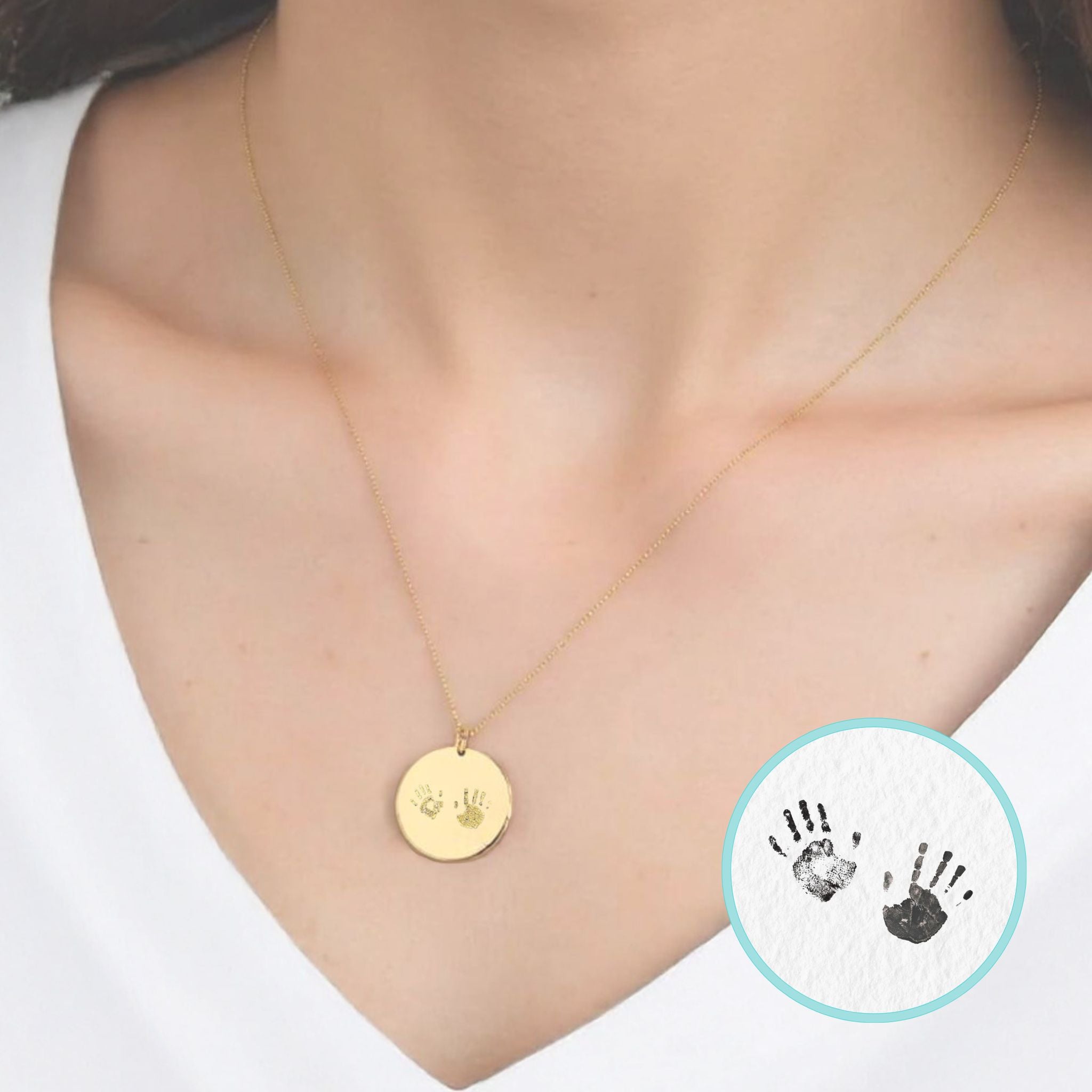 Collar personalizado con dos manos al frente y texto detrás (acero)