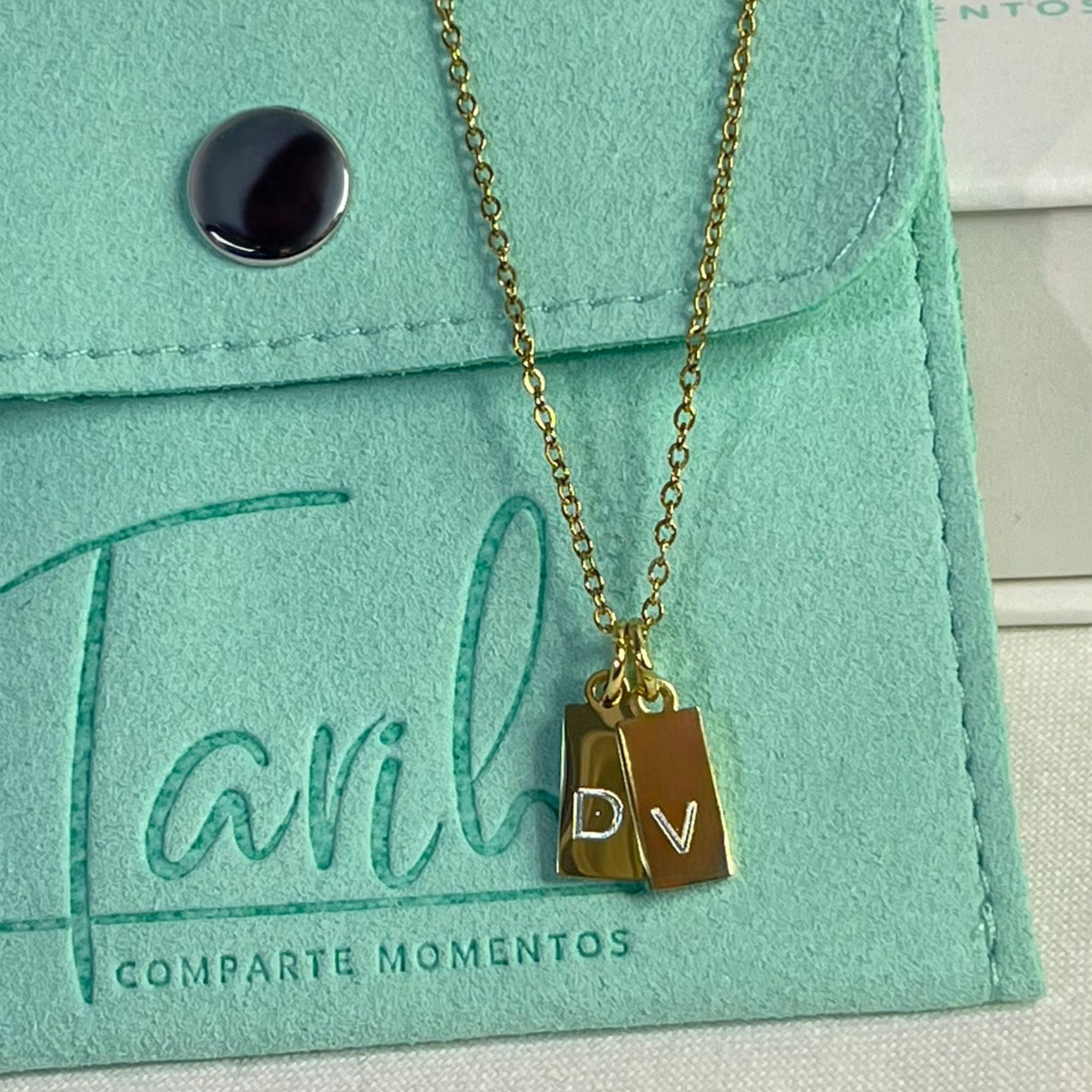 Collar personalizado con dos plaquitas e iniciales grabadas (acero)