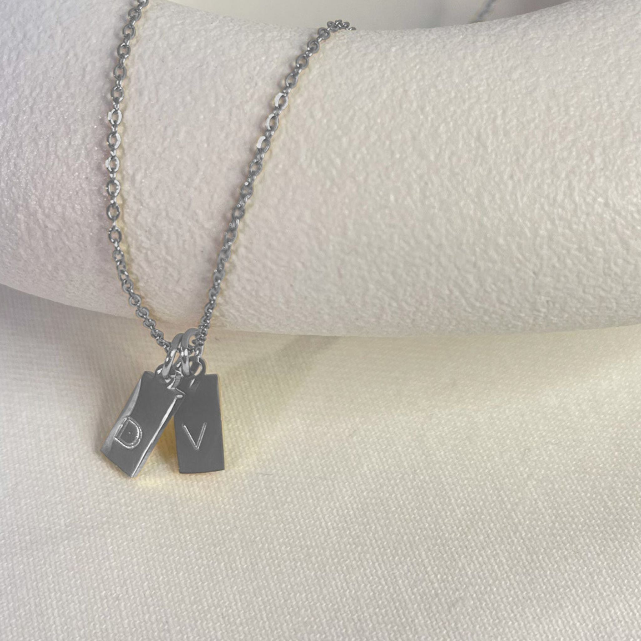 Collar personalizado con dos plaquitas e iniciales grabadas (acero)