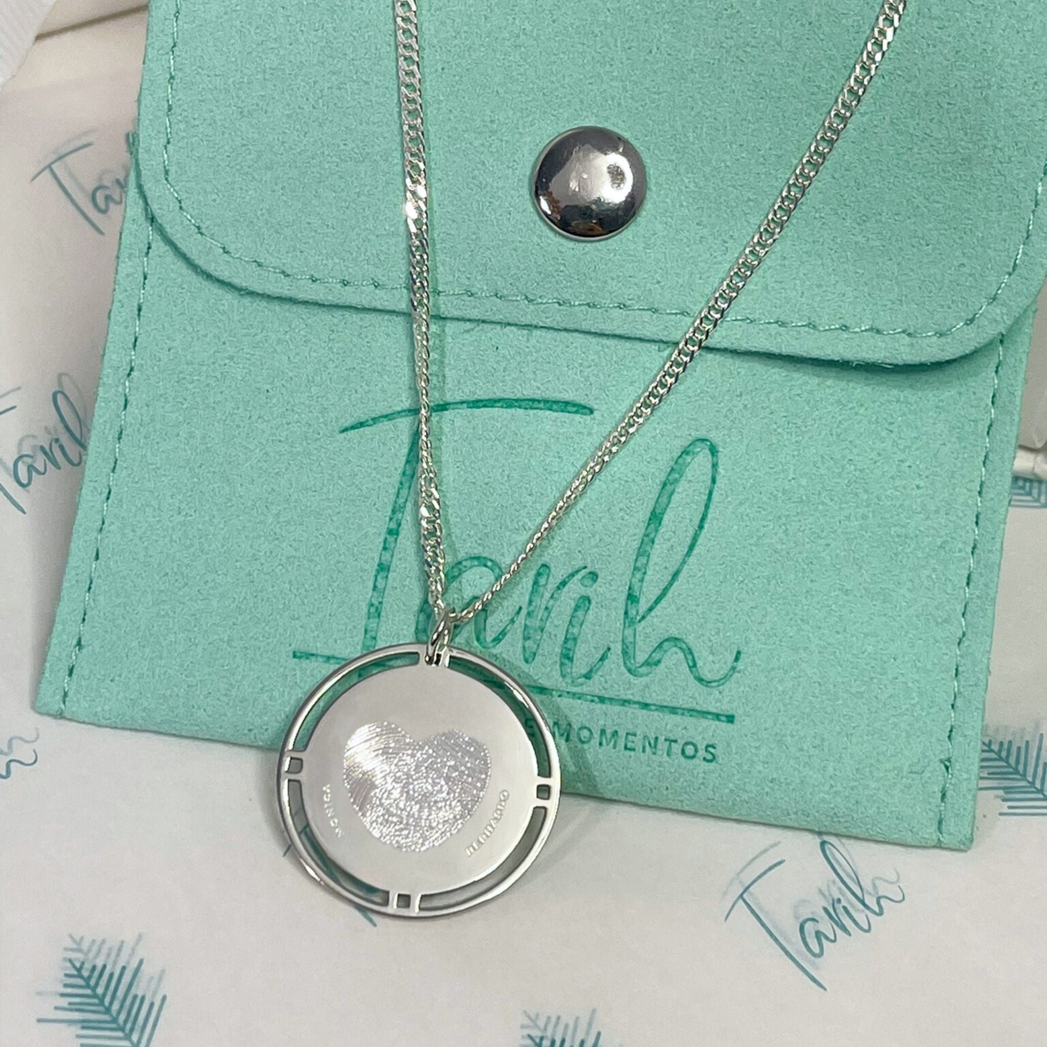 Collar personalizado corazón con dos huellas dactilares y nombres al frente (plata)