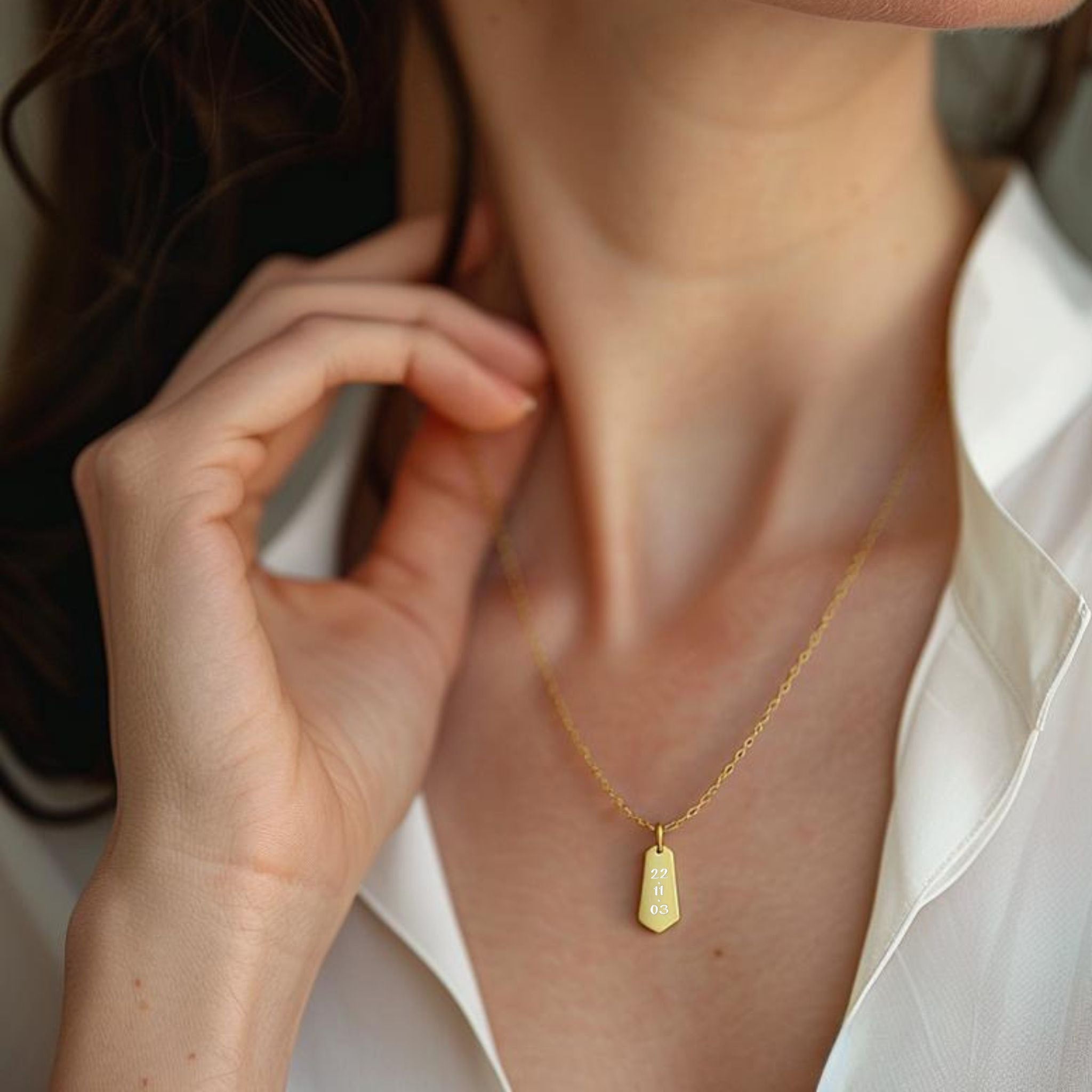 Collar personalizado con fecha grabada en plata con baño de oro 18k